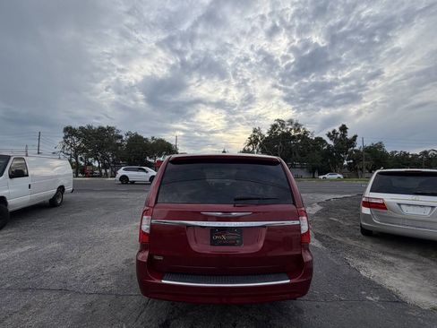 Used 2014 Chrysler Town & Country Touring FWD image 11