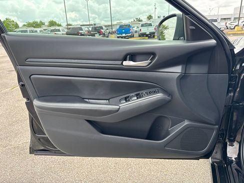 Used 2025 Nissan Altima 2.5 SV FWD image 10