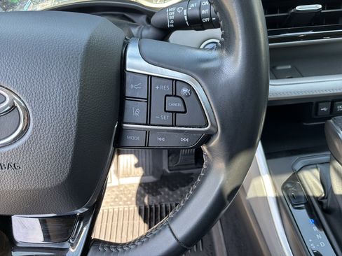 Used 2021 Toyota Highlander XLE FWD image 20
