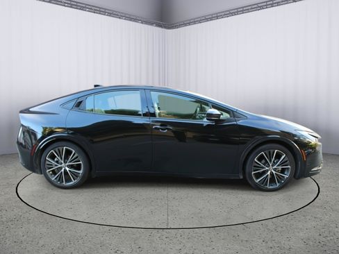 Used 2025 Toyota Prius XLE FWD image 8
