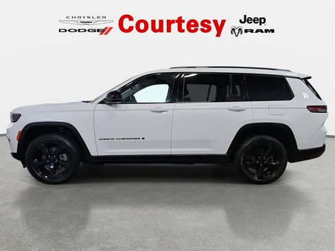 Certified 2023 Jeep Grand Cherokee L Limited w/ Black Appearance Package image 8
