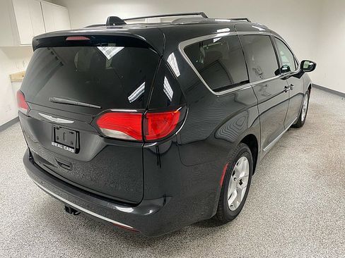 Used 2017 Chrysler Pacifica Touring-L Plus image 5