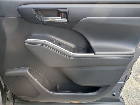 Used 2022 Toyota Highlander XLE image 36