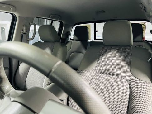 Used 2019 Nissan Frontier SV image 2