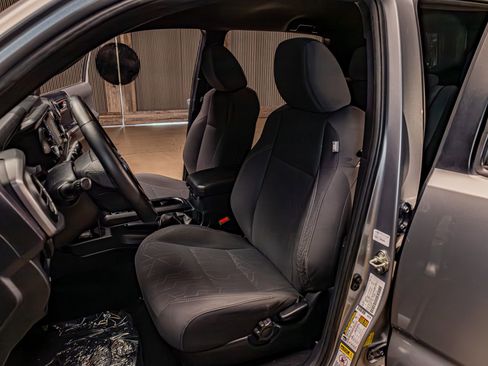 Used 2017 Toyota Tacoma TRD Sport w/ Tow Package (A/T) image 19