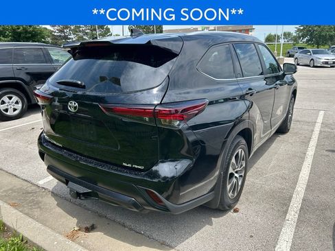 Used 2024 Toyota Highlander XLE AWD/4WD image 3