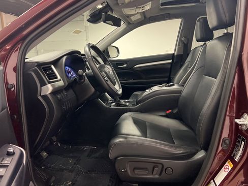 Used 2019 Toyota Highlander XLE image 8