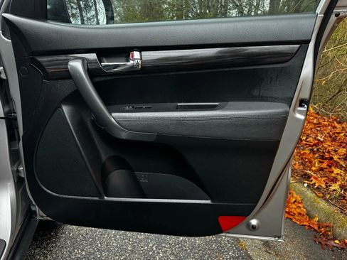 Used 2012 Kia Sorento LX w/ Convenience Pkg image 12