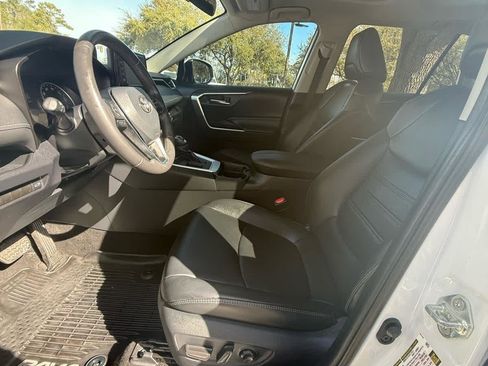 Used 2019 Toyota RAV4 XLE Premium image 10