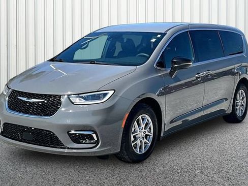 Used 2025 Chrysler Pacifica Select FWD image 2