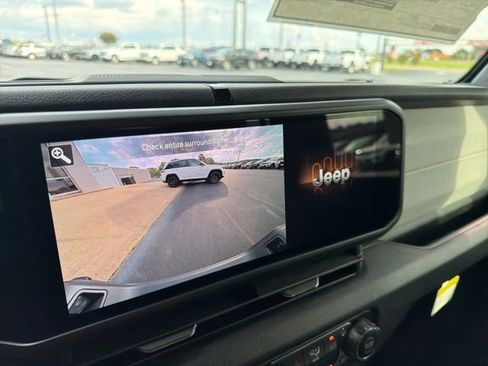 Used 2025 Jeep Gladiator Sport AWD/4WD image 15