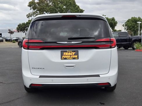 Used 2024 Chrysler Pacifica Touring-L FWD image 5