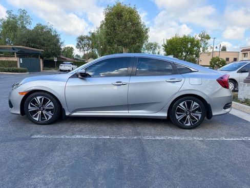 Used 2018 Honda Civic EX-T image 2