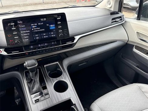 Used 2022 Toyota Sienna Limited image 16