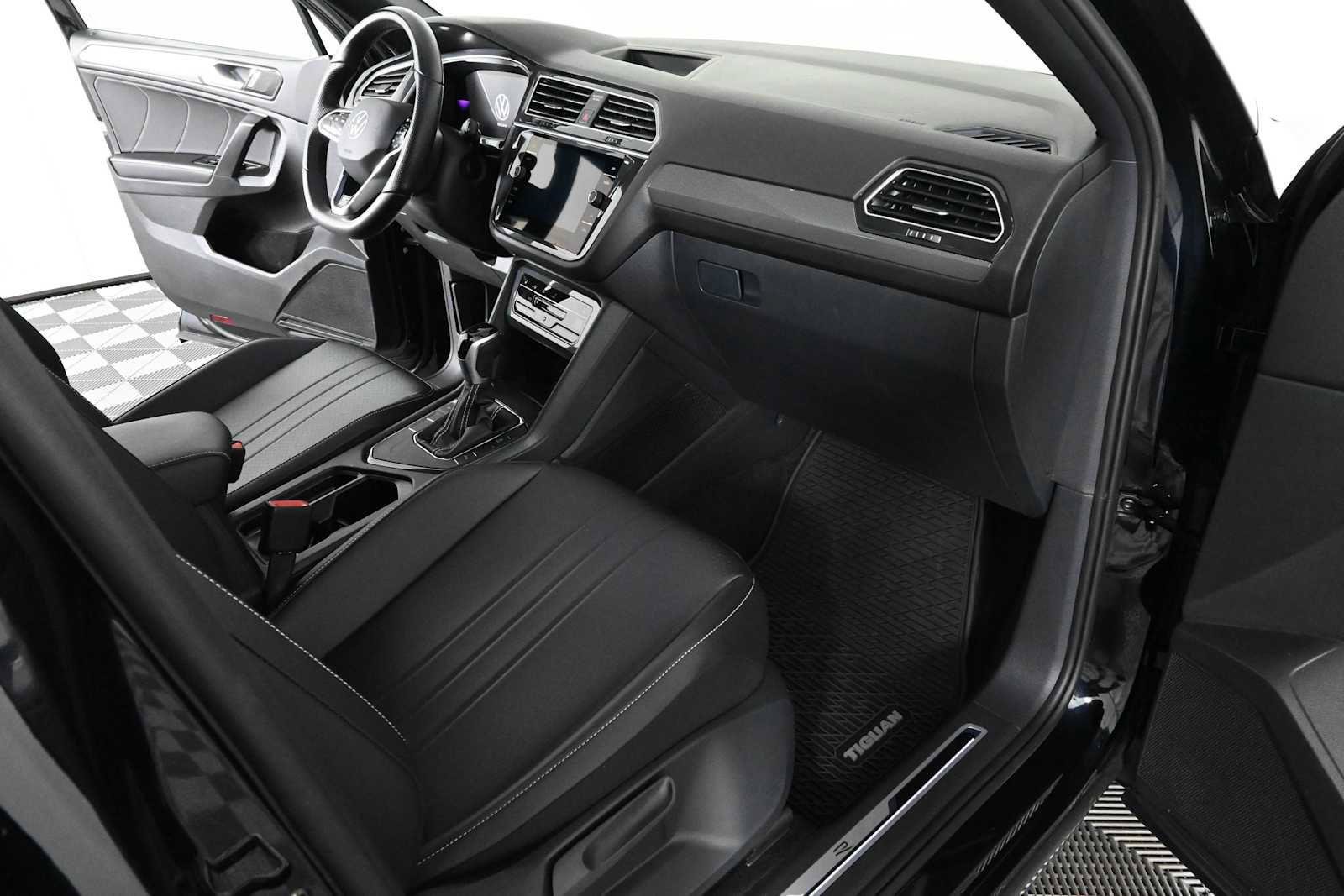Certified 2023 Volkswagen Tiguan SE R-Line FWD image 9