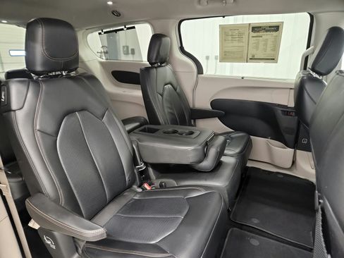 Used 2019 Chrysler Pacifica Touring-L FWD image 28