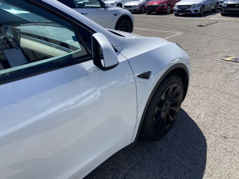 Used 2023 Tesla Model Y Long Range image 30