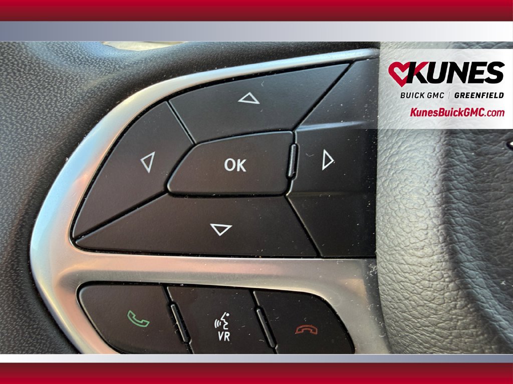 Used 2023 Chrysler Pacifica Touring-L FWD image 17