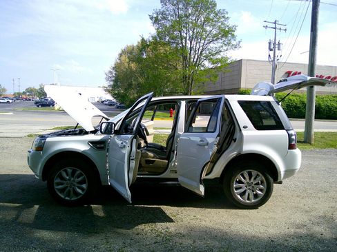 Used 2013 Land Rover LR2 image 47