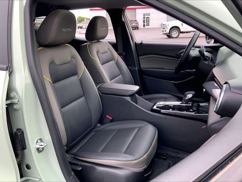 Used 2025 Chevrolet Trax ACTIV w/ Sunroof Package FWD image 9