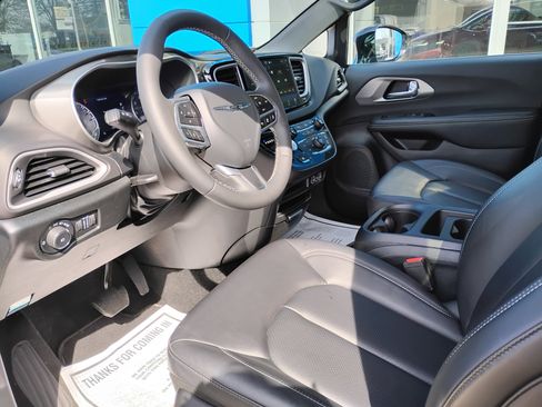 Used 2025 Chrysler Pacifica Select FWD image 11