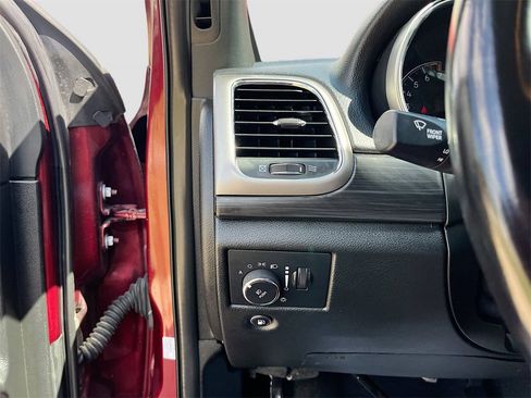 Used 2022 Jeep Grand Cherokee Laredo X image 10