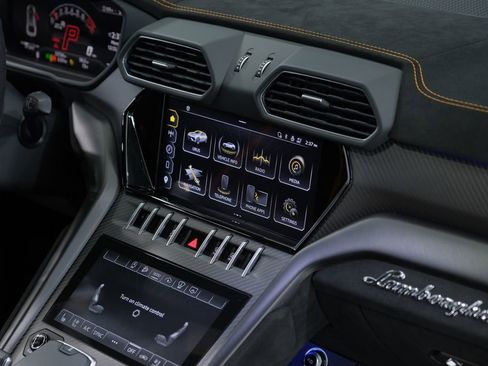 Used 2024 Lamborghini Urus Performante AWD/4WD image 43