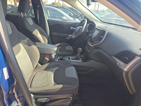 Used 2018 Jeep Cherokee Latitude AWD/4WD image 6