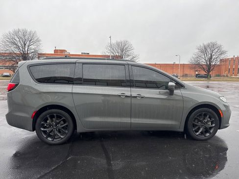 Used 2021 Chrysler Pacifica Touring-L w/ Uconnect Theater Family Group image 4