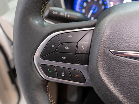Used 2023 Chrysler Pacifica Touring-L FWD image 22