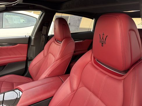 Used 2022 Maserati Quattroporte Modena Q4 image 10