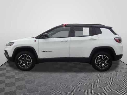 Used 2025 Jeep Compass Trailhawk AWD/4WD image 2