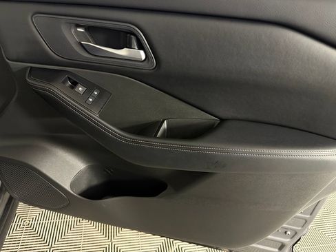 Used 2025 Nissan Rogue SV FWD image 31