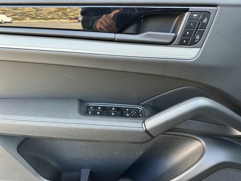 Certified 2025 Porsche Cayenne Coupe image 12