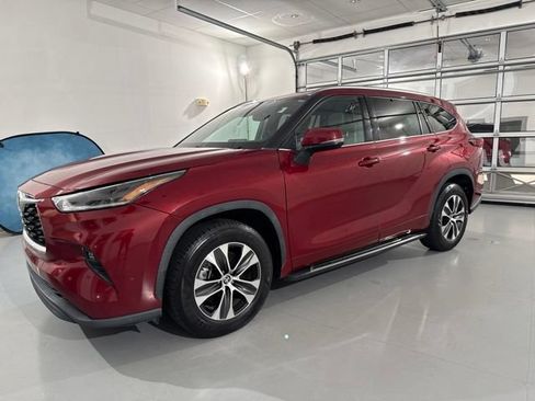 Used 2021 Toyota Highlander XLE FWD image 4