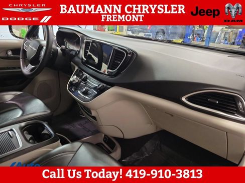 Used 2024 Chrysler Pacifica Touring-L FWD image 16