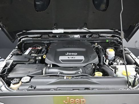 Used 2017 Jeep Wrangler Unlimited Sahara AWD/4WD image 5