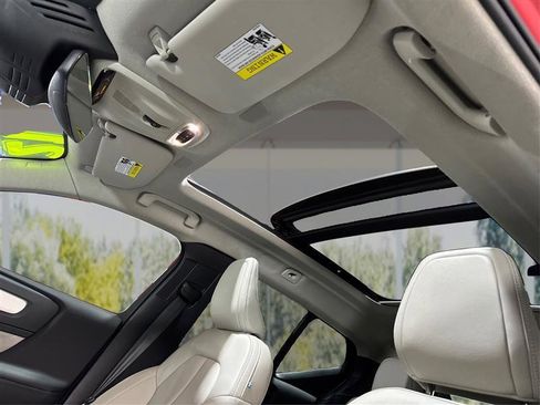 Used 2021 Volvo XC40 T5 Momentum image 19