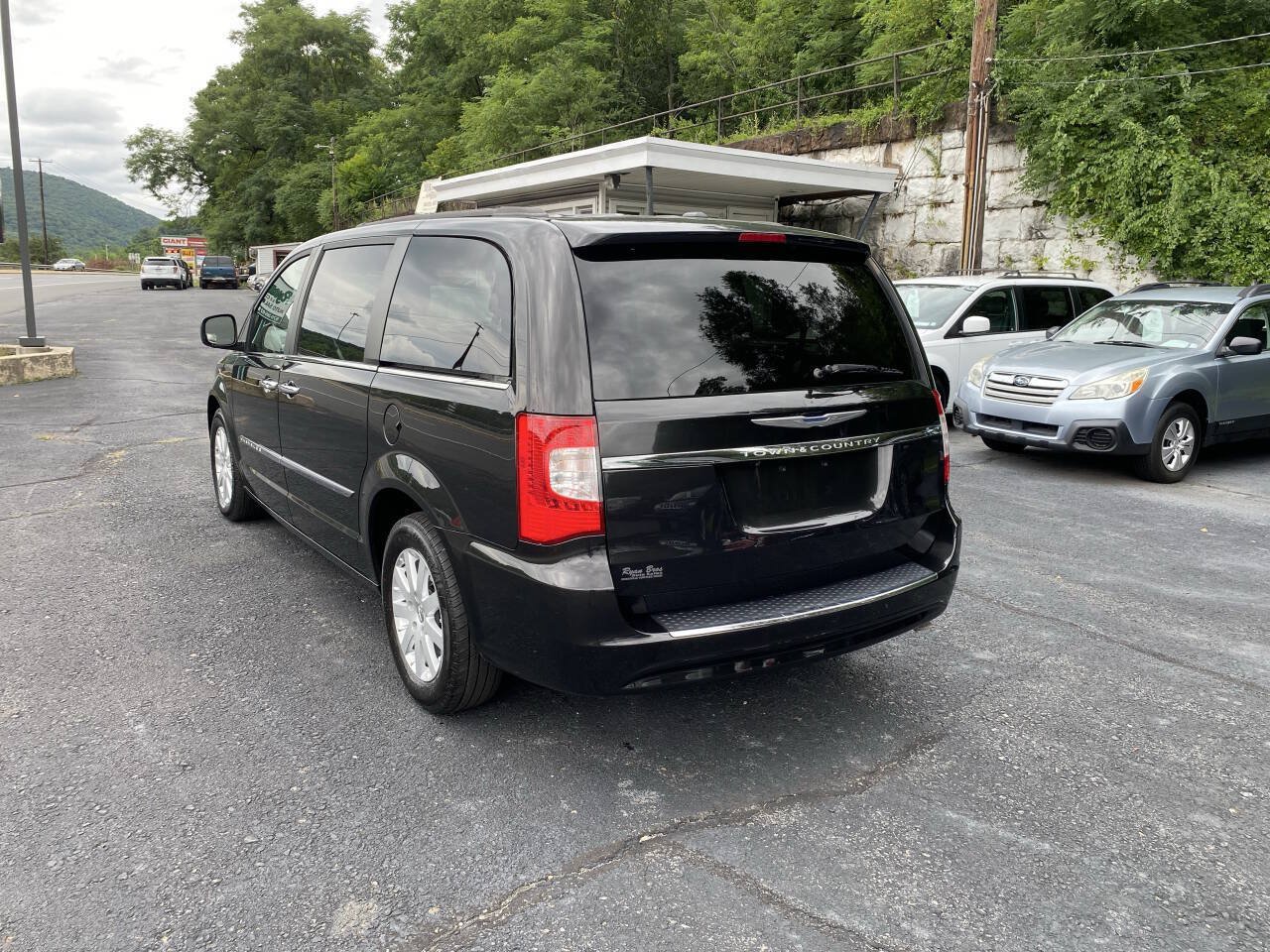 Used 2015 Chrysler Town & Country Touring w/ Driver Convenience Group FWD image 3