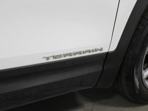 Used 2024 GMC Terrain SLT image 12