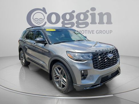 Used 2025 Ford Explorer ST AWD/4WD image 4