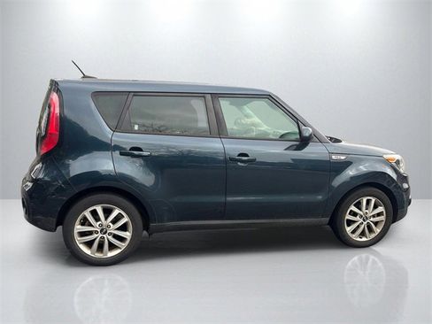 Used 2017 Kia Soul + image 8