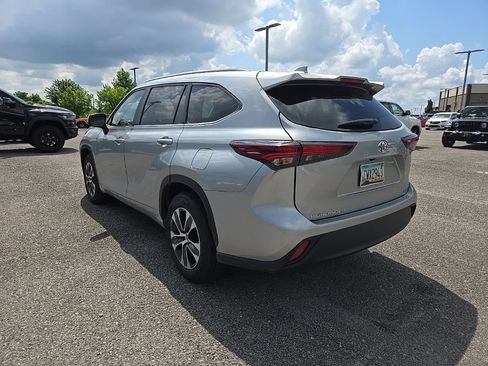 Used 2024 Toyota Highlander XLE FWD image 5