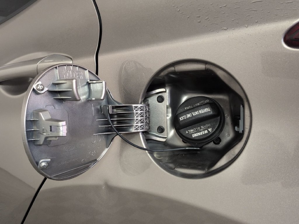 Used 2016 Hyundai Elantra SE FWD image 16