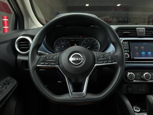 Used 2025 Nissan Versa SV FWD image 30
