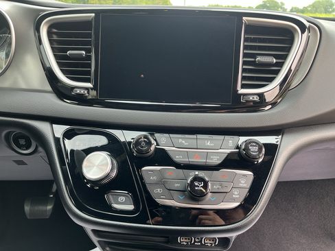 Used 2025 Chrysler Pacifica Select FWD image 20