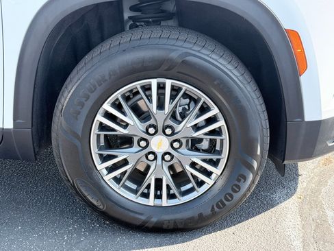 Used 2025 Chevrolet Traverse LT FWD image 37