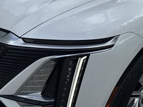 Used 2025 Cadillac Lyriq Luxury w/ LPO, Floor Liner Package AWD/4WD image 12