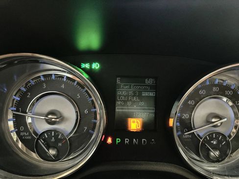 Used 2011 Chrysler 300 C RWD image 17