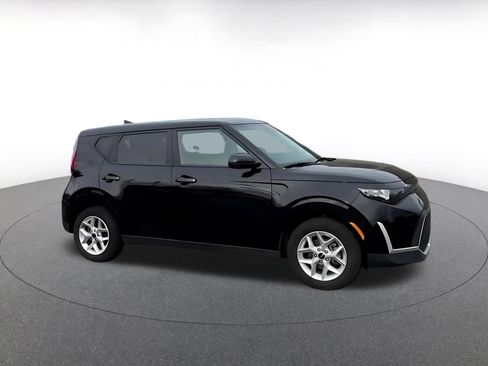 Used 2025 Kia Soul LX w/ LX Technology Package image 2